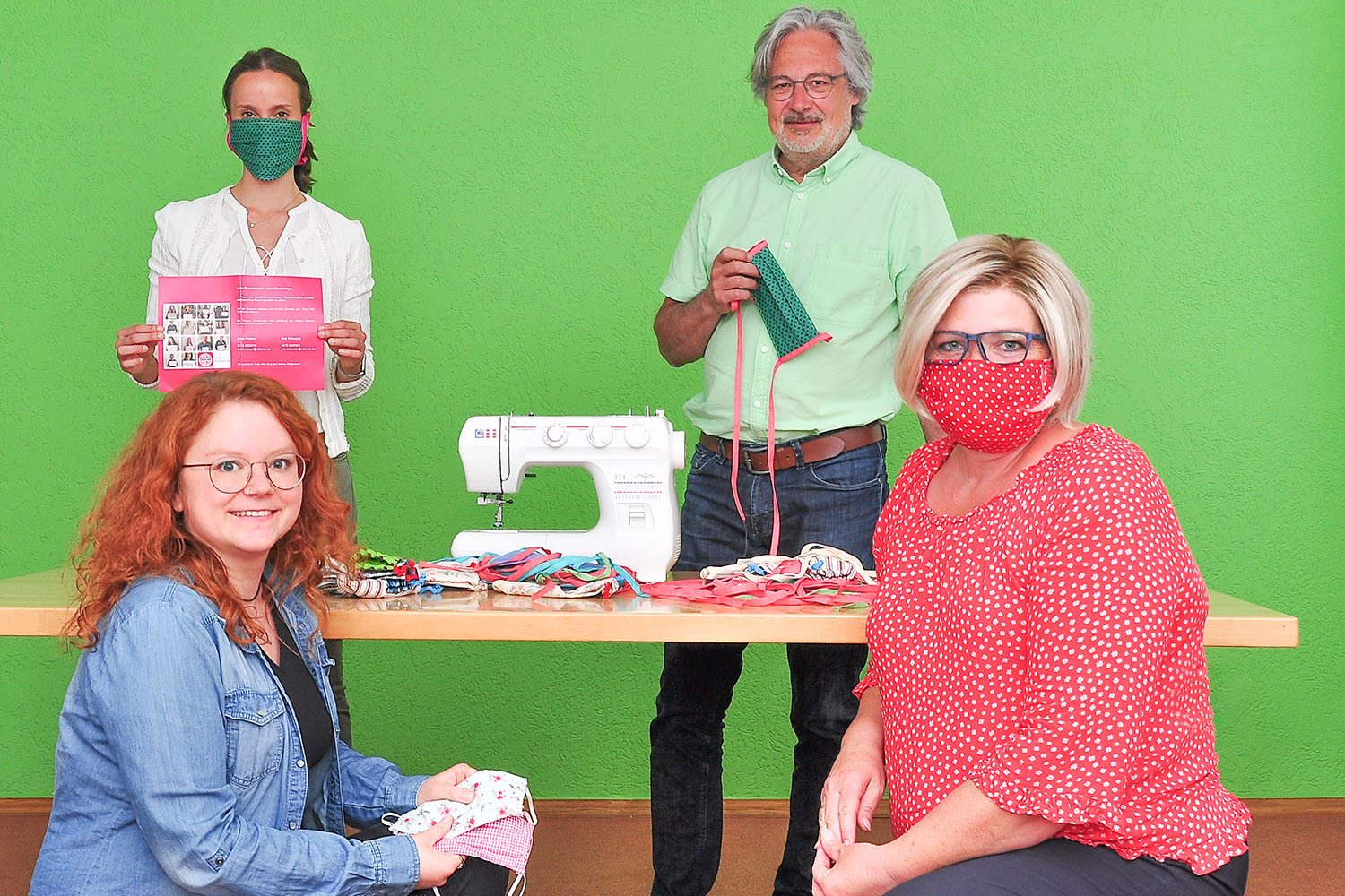 Thea Scheffel von Rotaract (h.l.) übergibt selbstgenähte Gesichtsmasken an Stefan Pauls, Geschäftsführer der Lebenshilfe. Christina Hartan und Nicole Euwens vertreten das Team der Näherinnen der Lebenshilfe. | Foto: Uwe Meyer/Lebenshilfe Wuppertal