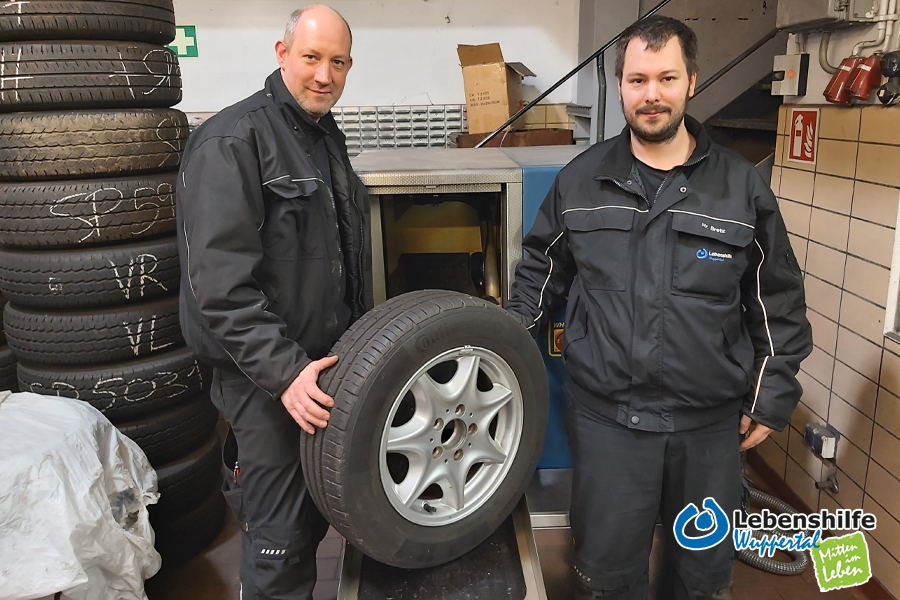 Stefan Schürmann (links) und Marvin B. (rechts) reinigen in der Kfz-Werkstatt die Reifen mit der gespendeten Waschanlage.