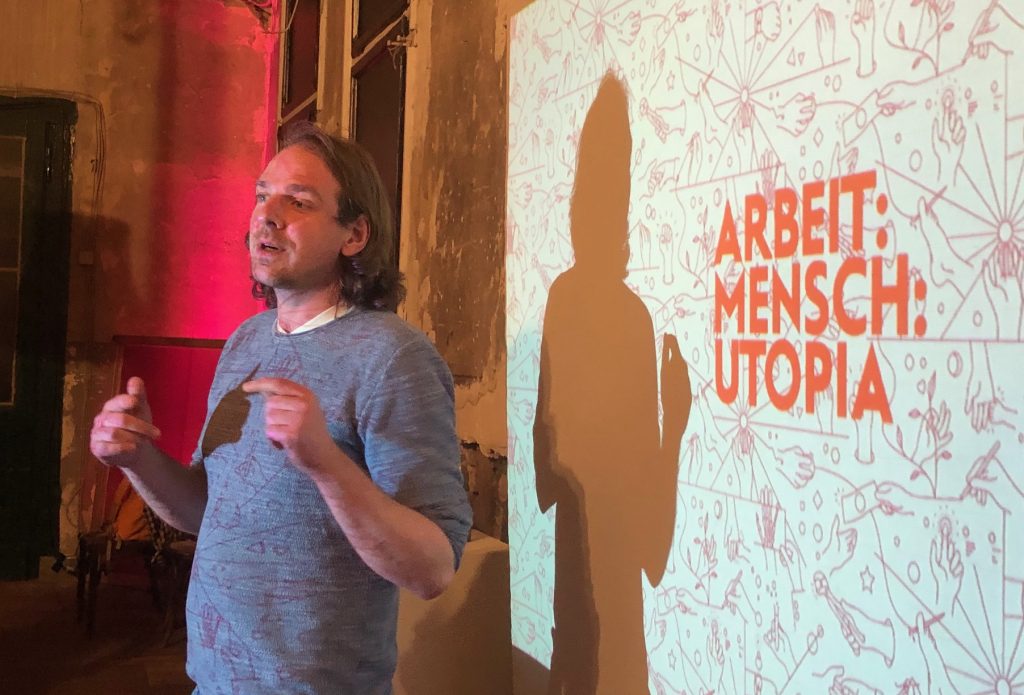 Achim Konrad als Moderator in Utopiastadt