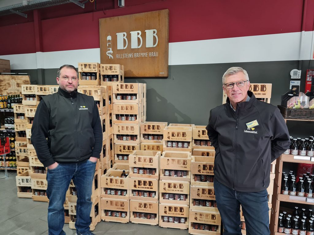 Getränkemarktleiter Oliver Kuhn (l.) und Edeka-Geschäftsführer Markus Billstein zeigen ihr hauseigenes Bier-Billsteins-Bremme-Bräu (BBB).