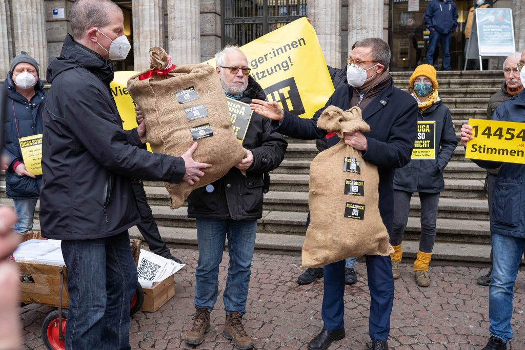 Unterschriftenübergabe Rathaus Barmen