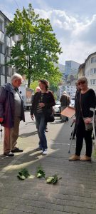 Anja Liebert im Gespräch mit Manfred und Annelie Brusten. an der Adersstraße.