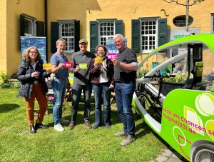 Von links: Kordula Pfaller (Förderverein Historische Parkanlagen und BV Elberfeld-West), Martin Bang (Wuppertal Marketing), Holger Bramsiepe (Förderverein Bugatal), Anja Liebert (MdB) und Hans-Christian Eckhardt (Bugatal) am Buga-Stand im Schloss Lüntenbeck. Foto: Grüne