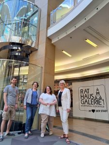 Center-Managerin Michaela Spatz-Feddeck stellte Verena Gabriel, Anja Liebert und Timo Schmidt (v.r.) das neue Konzept der Rathaus Galerie vor.