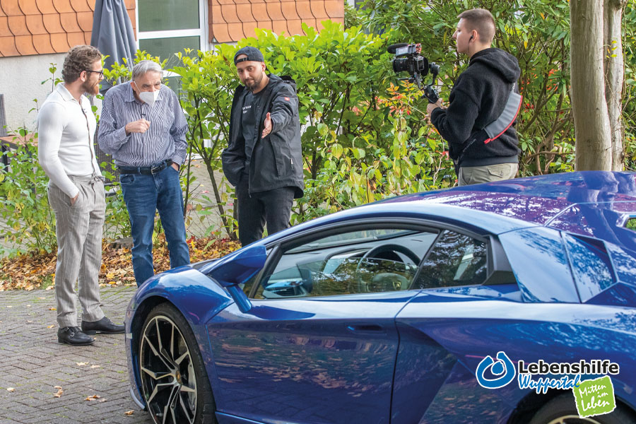 YouTube-Star Mois (links) und Alper Yalcinöz (2.v.re.) überraschten Lebenshilfe-Bewohner Udo (2.v.li.) in Cronenberg. | Foto: Marcus Müller / Lebenshilfe Wuppertal