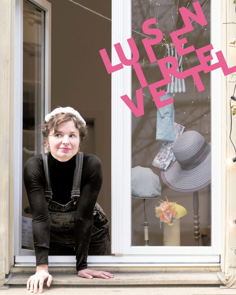 Hutmacherin Luisa Glücklich blickt aus dem Fenster ihres Atleiers