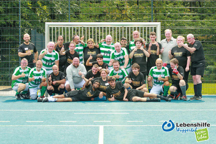 Im ersten Spiel auf dem neuen Sportplatz erkämpfte sich die Fußballmannschaft der Lebenshilfe Wuppertal in neuen Trikots ein beachtenswertes 6:6-Unentschieden gegen die Altherren des Cronenberger SC.