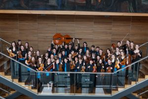 Gruppenfoto der Deutschen Streicherphilharmonie in Konzertkleidung