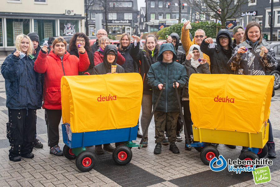 Eine Gruppe von Lebenshilfe-Mitarbeitenden zog auch in diesem Jahr wieder an Gründonnerstag mit vielen bunten Ostergeschenken durch die Cronenberger Ortsmitte.