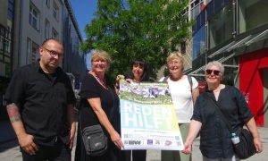 Die Veranstalter/innen des Welt-Suizid-Präventionstag in Wuppertal präsentieren das neue Plakatmotiv für 2025