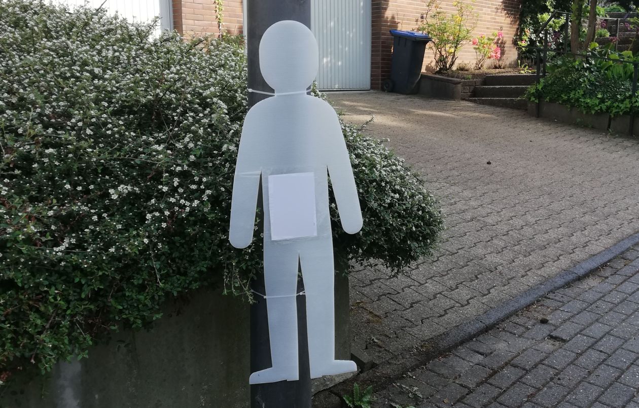 Weiße Figur als Symbol für getötete Fußgängerin