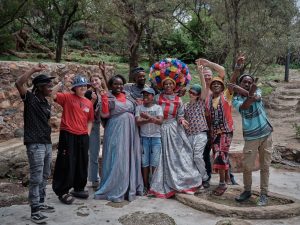 Eine Gruppe von Menschen und Künstler*innen unterschiedlicher Generationen aus Südafrika und Deutschland