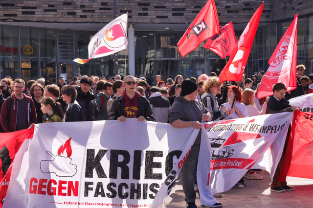 Demonstrierende mit Transparenten und Fahnen