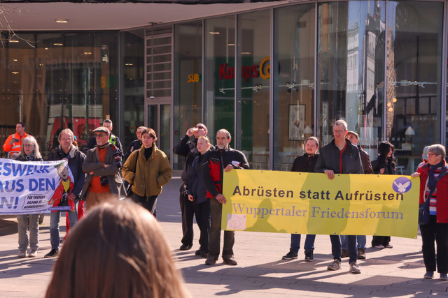 Demonstrierende mit Transparenten