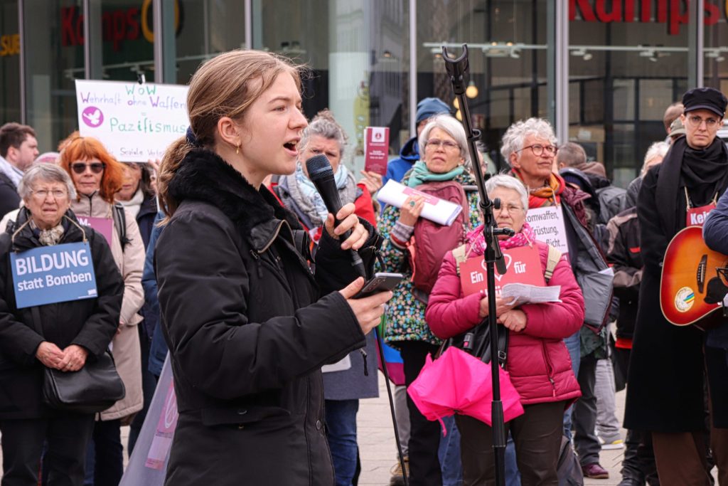 Foto: der Redebeitrag von Anna auf der Kundgebung