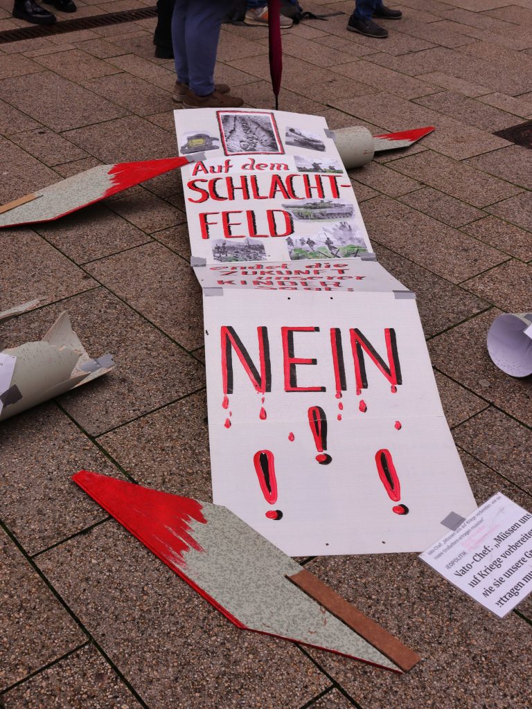 Foto: Plakat: „Auf dem Schlachtfeld endet die Zukunft unserer Kinder – Sagt: Nein!!!“