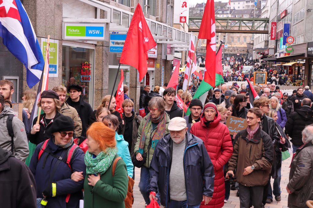 Foto: Der Friedensmarsch mit Fahnen in der Fußgängerzone