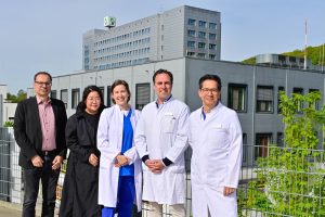(von links) Geschäftsführer Dr. Holger Raphael, Pflegedirektorin Simone Hyun, Leitende Oberärztin Fr. Dr. Sandra Tschirky, Klinikdirektor Prof. Markus Fleisch und der Ärztliche Direktor Prof. Patrick Haage freuen sich über die ersten zehn erfolgreichen Jahre der Helios Landesfrauenklinik am Campus Barmen des Helios Universitätsklinikums Wuppertal. © Helios Kliniken GmbH