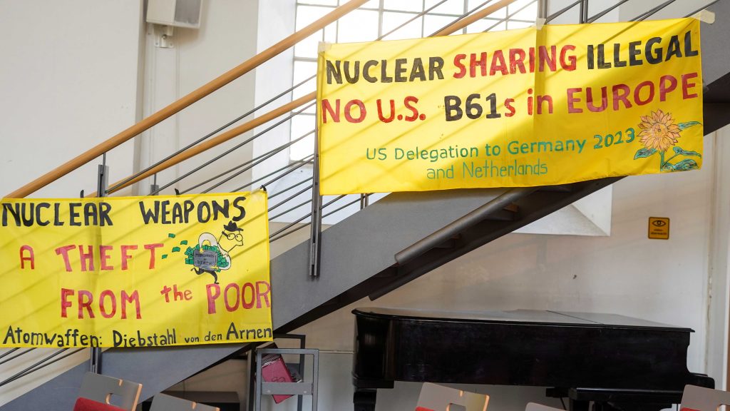 Foto: In der Kirche aufgehängte Transparente, z.B. mit der Aufschrift: "Atomwaffen - Diebstahl von den Armen"