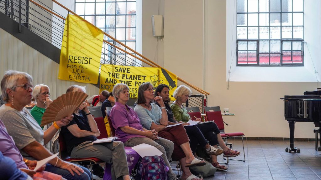 Foto: Zuhörende vor weiteren Transparenten