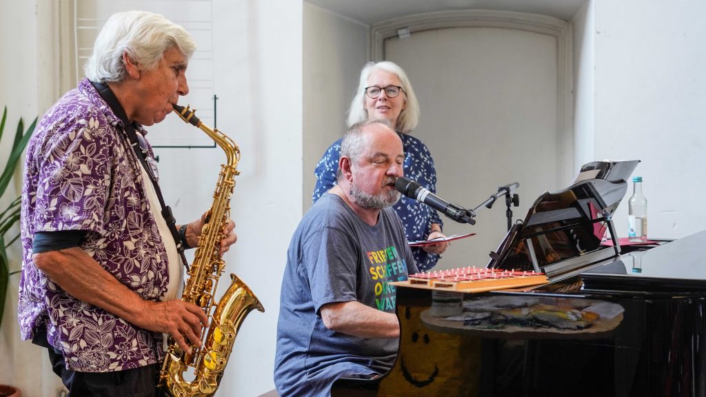Foto: Susan Crane und Uli Klan musizieren gemeinsam