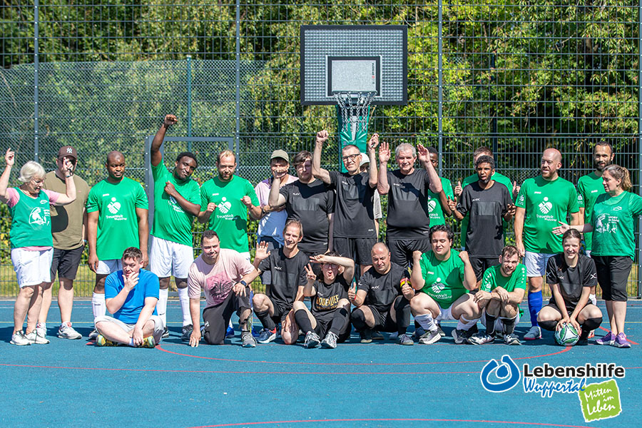 Auch das Fußball-Team der Troxler-Werksttätten schaute an der Heidestraße in Cronenberg vorbei.