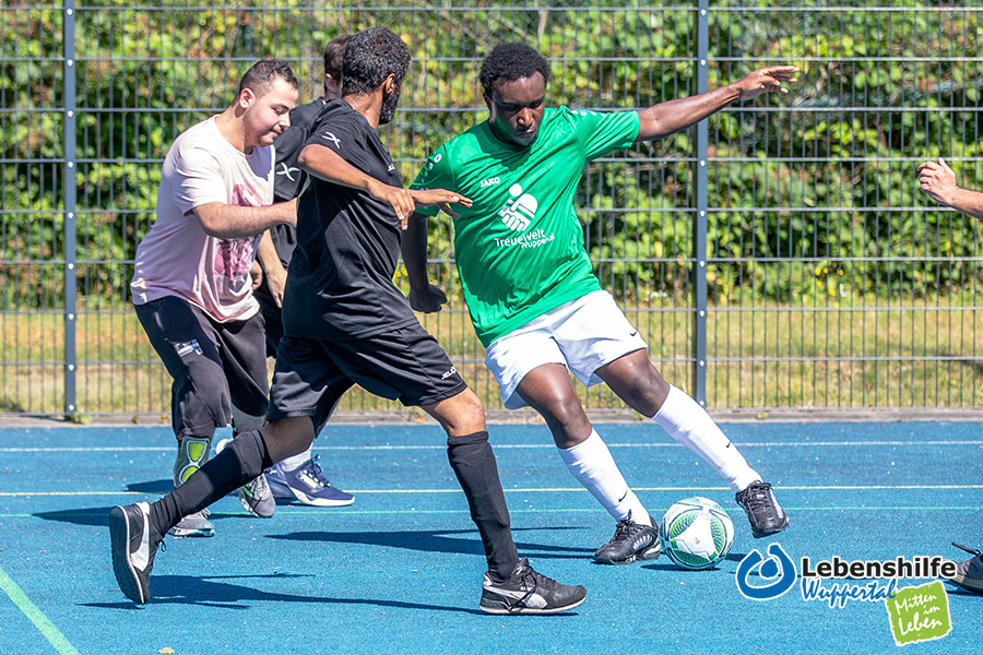 Ob Freizeit-Kicker oder Kreisliga-Fußballer: Menschen mit und ohne Behinderung sind bei „Fußball inklusiv“ herzlich willkommen.