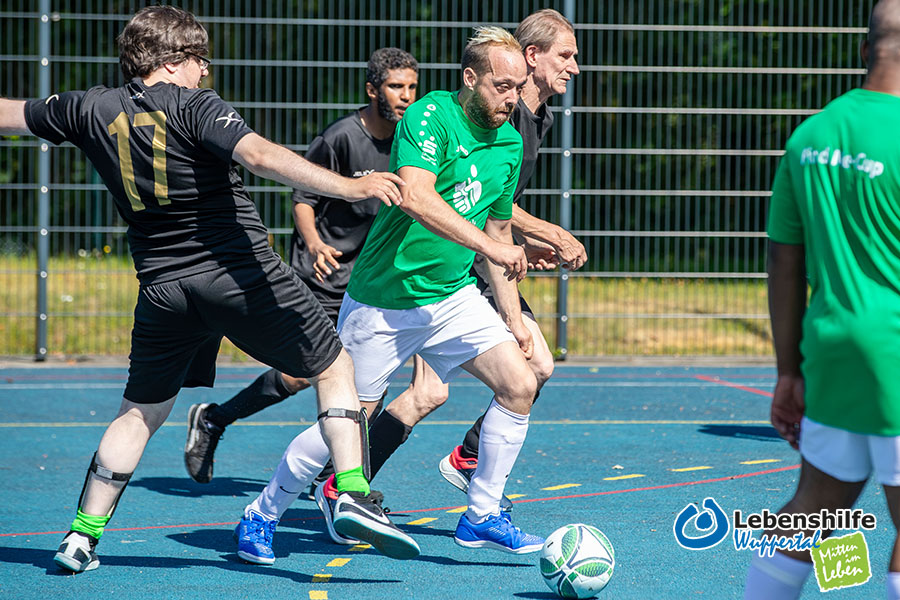 Wer kicken mag, darf im August immer montags um 10.45 Uhr auf dem Lebenshilfe-Sportplatz an der Heidestraße (ist ausgeschildert) vorbeischauen!