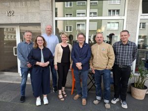 Über die Zukunft des Europäischen Sozialfonds diskutierten die sozialen Träger mit Vertretern aus dem arbeitsmarktpolitischen Umfeld im Café Hier & Da. (V.l.n.r.): Andreas Jung, Bereichsleiter bei der GESA Gruppe; Maria Giesemann, Mitglied der Geschäftsleitung der GESA Gruppe; Olaf Biermann, Mitarbeiter Berufliche Integration beim Wichernhaus Wuppertal; Regine Widmayer-Wagner, Geschäftsführerin des Wichernhaus Wuppertal; Josef Neumann, NRW-Landtagsabgeordneter der SPD; Oliver Francke, Leiter der Regionalagentur Bergisches Städtedreieck; Anton Mause, Abteilungsleitung Coaching und Vermittlung bei der Diakonie Wuppertal.