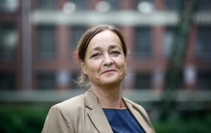 Porträtfoto von Gabriele Naurath-Prangel. Sie trägt ein dunkles Shirt, darüber einen beigen Blazer.